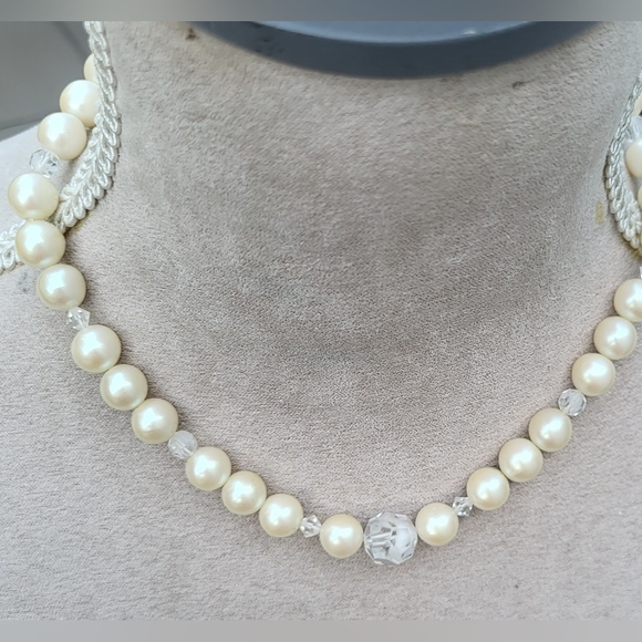 Vintage faux pearl necklace with clear rhinestones - Picture 4 of 8